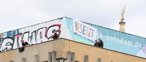 Aufs Dach gestiegen. Besetzer und Polizei auf dem Dach der Fachhochschule in Aktion. Die Räumung begann am Abend.