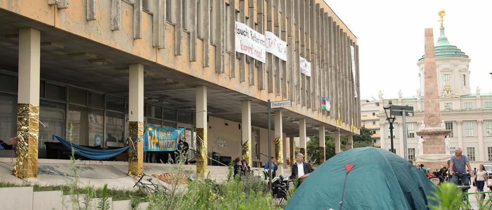 Das Gelände vor der Fachhochschule am Tag nach der Besetzung. Das Protestcamp bleibt bis Sonntagabend.