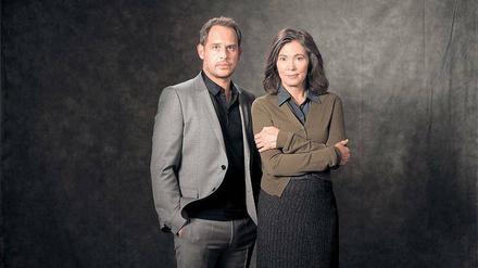 Besser zu zweit allein. Freya Becker (Iris Berben) hat außer zu ihrem Bruder Jo (Moritz Bleibtreu) kaum Kontakt zu anderen Menschen.
