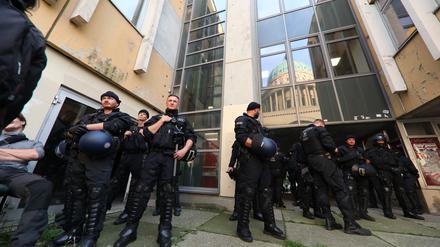Polizei vor der besetzten Fachhochschule. Die Räumung am Donnerstag blieb weitgehend friedlich, die Nacht zum Freitag ruhig.