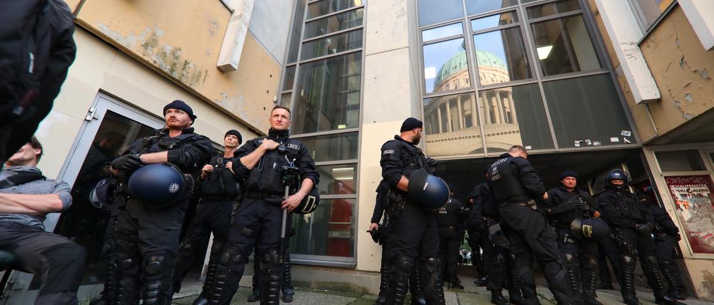 Polizei vor der besetzten Fachhochschule. Die Räumung am Donnerstag blieb weitgehend friedlich, die Nacht zum Freitag ruhig.