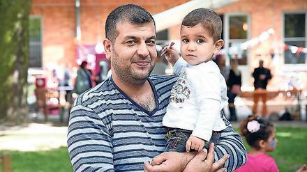 In Feierlaune. Ala Assaf aus Syrien kann in eine Mietwohnung ziehen.