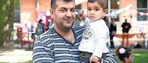 In Feierlaune. Ala Assaf aus Syrien kann in eine Mietwohnung ziehen.