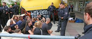 Die Polizei leitete nach der Anstreich-Aktion knapp 20 Ermittlungsverfahren ein. Im Hintergrund: Die gelbe Ente "Agatha" vom Stadtjugendring. Um sie gibt es jetzt Streit im politischen Potsdam.