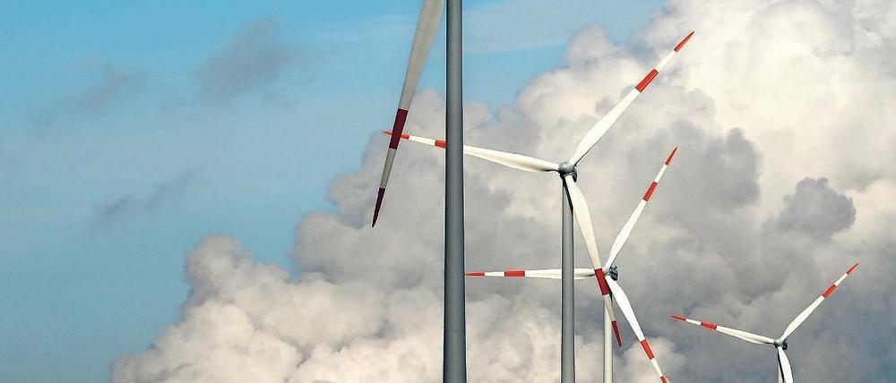 Alte und neue Kraft. Windräder drehen sich vor den Kühltürmen des Kraftwerks der Vattenfall Europe AG im brandenburgischen Jänschwalde.
