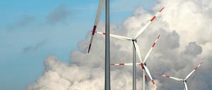 Alte und neue Kraft. Windräder drehen sich vor den Kühltürmen des Kraftwerks der Vattenfall Europe AG im brandenburgischen Jänschwalde.