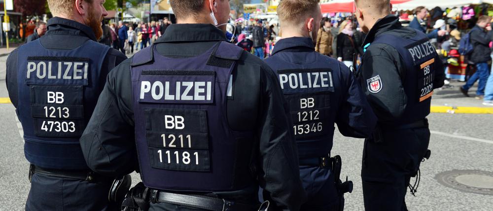 Hätte die Polizei die Veranstaltung sichern können? Ja, sagt Brandenburgs Innenminister Schröter. Der Streit um den richtigen Umgang mit der AfD-Jugend in Potsdam hält an.