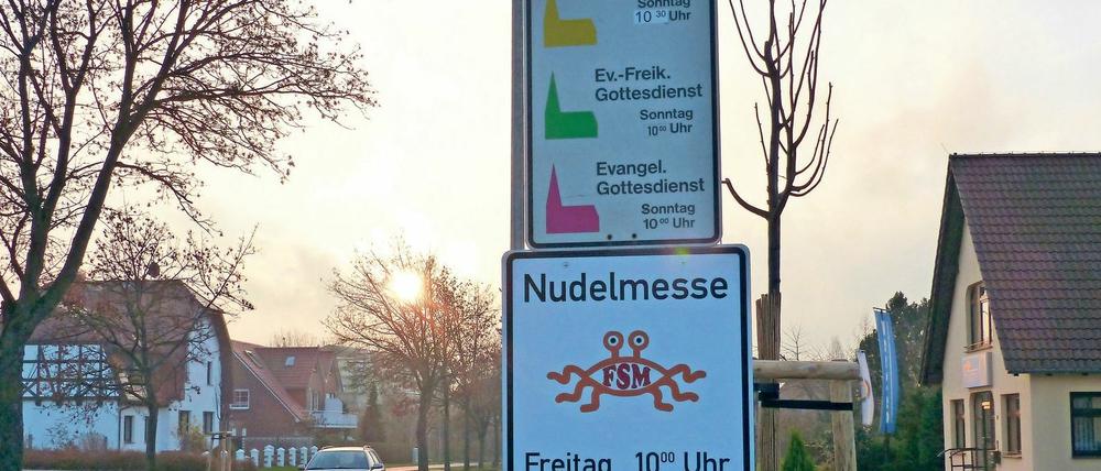 Willkommen in Templin. Jeden Freitag um 10 Uhr feiert die "Kirche des fliegenden Spaghettimonsters" Nudelmesse.