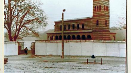 Kirche im Niemandsland. Die denkmalgeschützte Heilandskirche im Schlosspark Sacrow verschwand nach 1961 hinter der Mauer und verfiel.