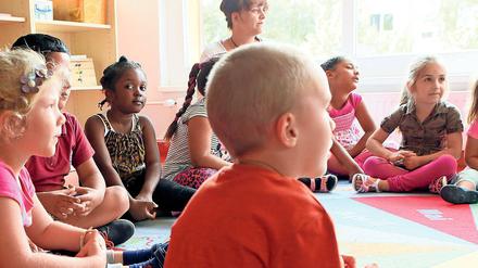 Multinational. 183 Kinder aus 34 Ländern besuchen die Kita Kinderland am Schlaatz. Die Linken-Politiker Ralf Christoffers und Gerrit Große machten sich ein Bild von der Betreuung.
