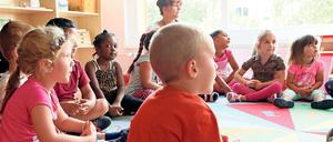 Multinational. 183 Kinder aus 34 Ländern besuchen die Kita Kinderland am Schlaatz. Die Linken-Politiker Ralf Christoffers und Gerrit Große machten sich ein Bild von der Betreuung.