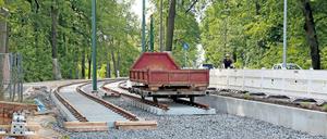 Ursache und Wirkung. Häufig gibt es im Potsdamer Norden Stau, besonders die Umleitungsstrecke für die Nedlitzer Straße ist betroffen. Dort könnte es noch enger werden (oben). Grund ist die Baustelle der Tramverlängerung zum Campus Jungfernsee (links). Die Strecke soll im Dezember in Betrieb gehen.
