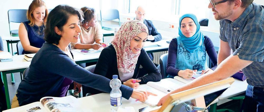 Intensive Vorbereitung. Die Studenten von Marc Deckers (rechts) bereiten sich in seinem Deutschkurs für Geflüchtete auf die Abschlussprüfung im September vor. Alle, die bestehen, werden als Assistenzlehrer an Schulen in ganz Brandenburg arbeiten können.