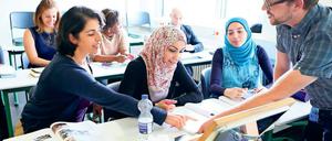 Intensive Vorbereitung. Die Studenten von Marc Deckers (rechts) bereiten sich in seinem Deutschkurs für Geflüchtete auf die Abschlussprüfung im September vor. Alle, die bestehen, werden als Assistenzlehrer an Schulen in ganz Brandenburg arbeiten können.
