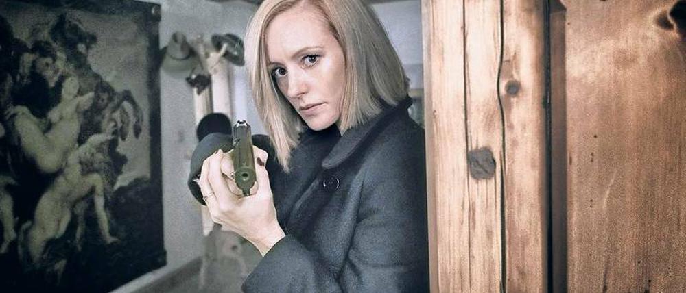 Ein attraktiver Neuling im Berufszweig TV-Kommissar/in: Lavinia Wilson, die nun zusammen mit Vladimir Burlakov ermittelt. Sie ist die Vorgesetzte und Gattin des Landrats, er der ungeliebte Rückkehrer, der vor Jahren einen Kollegen getötet haben soll.