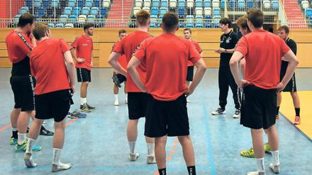Nahtloser Wechsel. Daniel Deutsch (Mitte), letzte Saison noch aktiv als Spieler auf dem Hallenparkett, steht nun an der Seite und gibt als Trainer die Kommandos.
