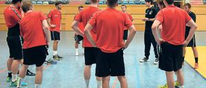 Nahtloser Wechsel. Daniel Deutsch (Mitte), letzte Saison noch aktiv als Spieler auf dem Hallenparkett, steht nun an der Seite und gibt als Trainer die Kommandos.