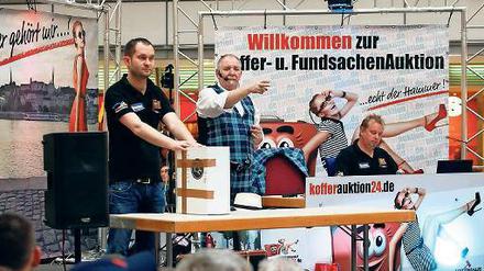 Zum Ersten... Martin Clesle (2.v.l.) leitet die Versteigerung.
