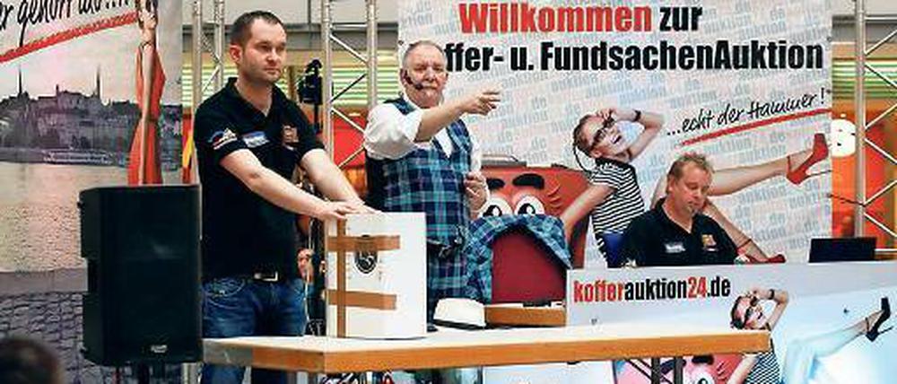 Zum Ersten... Martin Clesle (2.v.l.) leitet die Versteigerung.