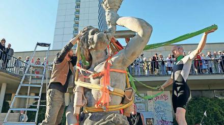 Am Haken. Am Dienstagabend schwebte der Triton ins Neptunbassin.