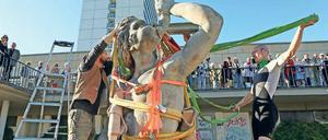 Am Haken. Am Dienstagabend schwebte der Triton ins Neptunbassin.