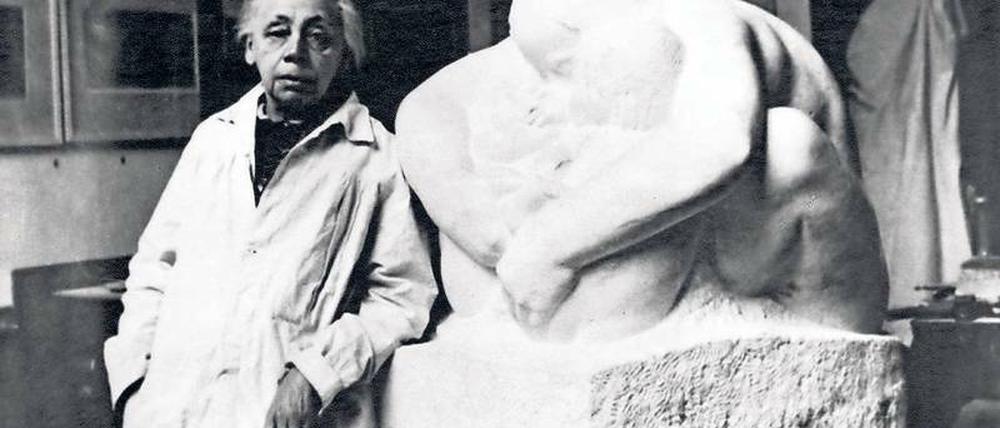 Schmerzensfrau. Käthe Kollwitz Ende der 30er Jahre vor einem Entwurf ihrer berühmtesten Plastik, der Pieta.