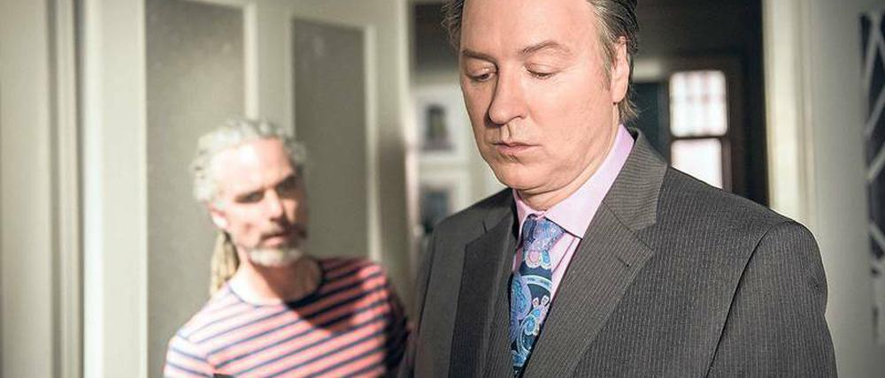 Gut und Böse. Robert Engel (Martin Armknecht, rechts) kommt seinem Ziel, Momo (Moritz Zielke) ins Gefängnis zu bringen, immer näher. Szene aus der "Lindestraße" am Sonntag in der ARD um 18 Uhr 50.