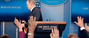 Er ist dann mal weg. Trump-Sprecher Sean Spicer lässt Fragen von Journalisten bei Briefings im Weißen Haus gerne unbeantwortet.