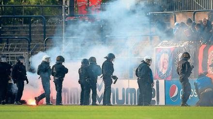Da ist zu bestrafen. Rauchschwaden und Chaoten auf dem Platz während des Spiels gegen Cottbus. Das Urteil gegen die Verstöße lehnt der SV Babelsberg ab.