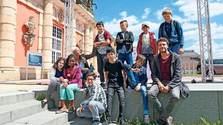 Filmnachwuchs. Die Schüler der Grundschule am Humboldtring mit Regisseur Ljupcho Temelkovska (unten r.) und Birgit Dongowski (oben l.), die beide die Klasse betreuten.