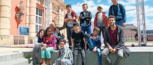 Filmnachwuchs. Die Schüler der Grundschule am Humboldtring mit Regisseur Ljupcho Temelkovska (unten r.) und Birgit Dongowski (oben l.), die beide die Klasse betreuten.
