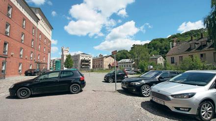 Mutig. Nur noch wenige Autofahrer trauen sich, den Parkplatz zu nutzen.