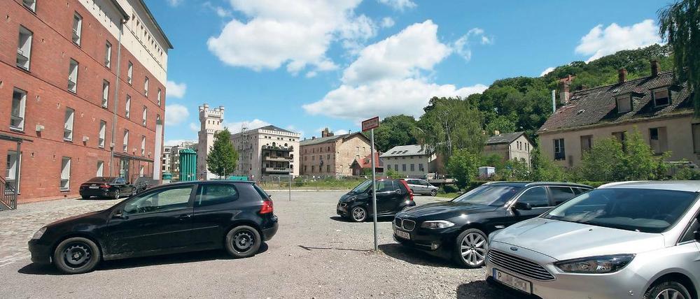 Mutig. Nur noch wenige Autofahrer trauen sich, den Parkplatz zu nutzen.