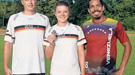 Bronze. Medaillen-Gewinnerin Nora Poel, Lars Schmäh (l.) und José Cruces.