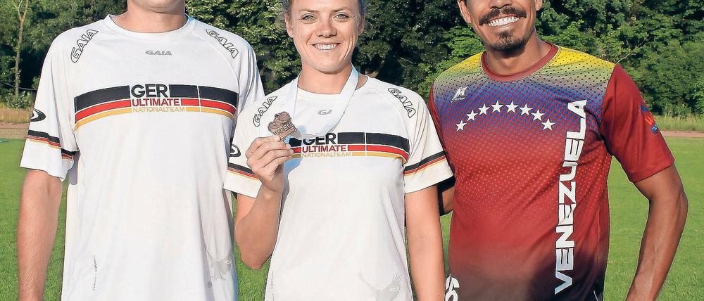 Bronze. Medaillen-Gewinnerin Nora Poel, Lars Schmäh (l.) und José Cruces.