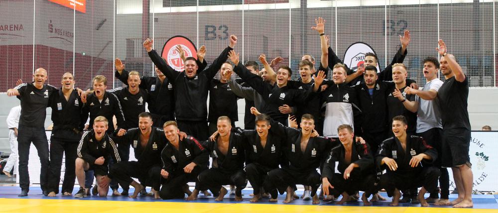 Jubelpose. Zum Abschluss der Vorrunde gewann die Mannschaft vom UJKC Potsdam mit 8:6 gegen Titelverteidiger Hamburger JT.