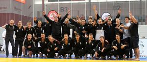 Jubelpose. Zum Abschluss der Vorrunde gewann die Mannschaft vom UJKC Potsdam mit 8:6 gegen Titelverteidiger Hamburger JT.