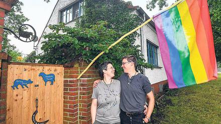 Drücken die Daumen. Franziska (l.) und Amelie Wetzlar aus Quappendorf sind seit 2009 ein Paar.