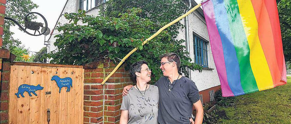Drücken die Daumen. Franziska (l.) und Amelie Wetzlar aus Quappendorf sind seit 2009 ein Paar.
