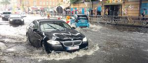 Überflutung. Am S-Bahnhof Yorckstraße in Berlin mussten sich Autofahrer auf der überfluteten Straße vorankämpfen. In Wilmersdorf fiel gestern der meiste Regen.