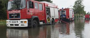 Nach dem Regen: Die Feuerwehr versucht am 30. Juni, das Wasser in Leegebruch (Brandenburg) abzupumpen.