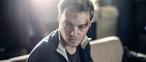 In der Welt des Unbehausten. Roland (Max Wagner) schmeißt sich als neuer Arbeitskollege an den Außenseiter Werner heran.