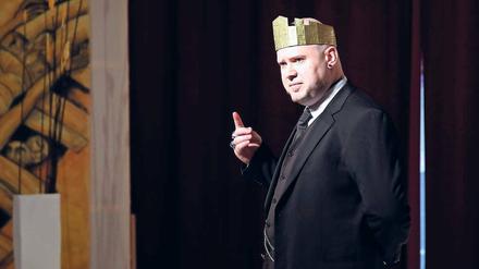 Kraftvolle Autorität: Martin Ziesack als Kreon. Der Potsdamer mimt den König von Theben mit kraftvollem und leidenschaftlichem Spiel als autoritären Tyrannen.