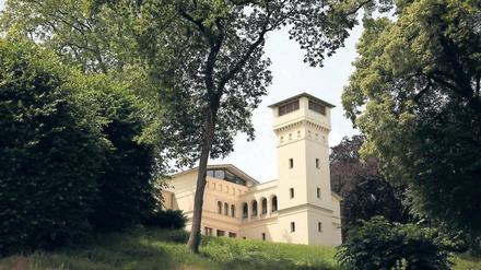 Villa Jacobs. Das Hippodrom liegt im Wald nördlich des Gebäudes.
