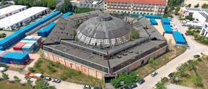 Eindrucksvolle Ruine. Im Zentrum der alten Lokhalle soll ein viergeschossiger Büroturm aus Glas mit einem offenen Innenhof entstehen