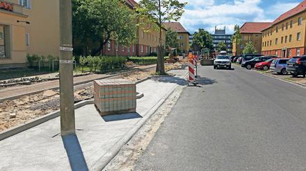 Parkbucht mit Laterne. Das Rathaus verteidigt Bauarbeiten in Babelsberg.