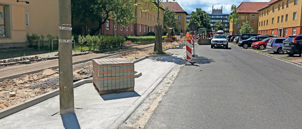 Parkbucht mit Laterne. Das Rathaus verteidigt Bauarbeiten in Babelsberg.
