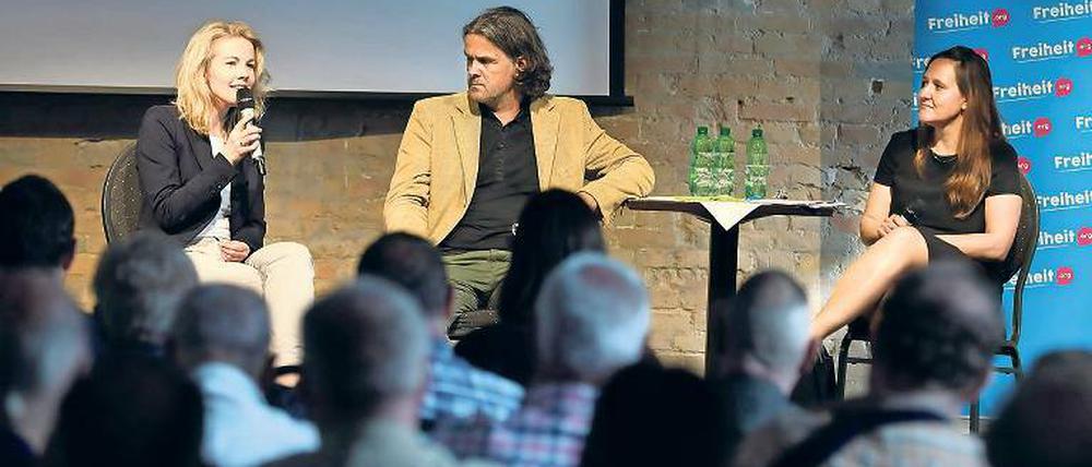 Zwei im Wahlkampf. FDP-Politikerin Linda Teuteberg (l.) und SPD-Kandidatin Manja Schüle (r.) bezogen Position. Saskia Ludwig (CDU) fehlte.