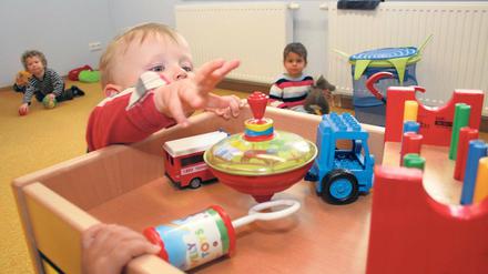 Kürzer in der Kita. Mehrere größere Kita-Träger erwägen künftig weniger Zehn-Stunden-Verträge für Kinder auszugeben.