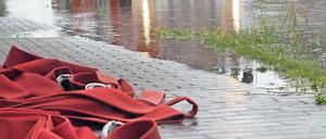 Dauereinsatz. In vielen Orten Brandenburgs (wie hier in Leegebruch) war gestern in den überfluteten Straßen die Feuerwehr zugange. Besonders heftig traf der Dauerregen den Süden sowie den Raum rund um Oranienburg.